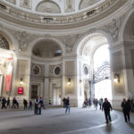 In dieser Zufahrt zur Hofburg könnte man ein paar Münchener Sehenswürdigkeiten unterstellen.